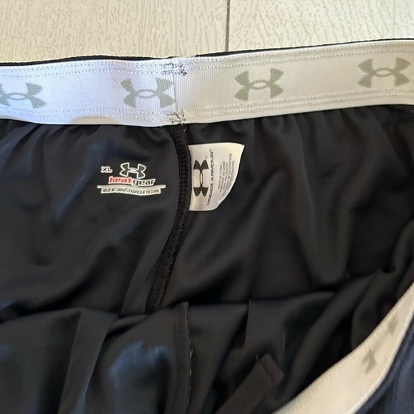 Under armor, heat gear, ladies, extra large lot of two shorts, athletic pull on - Picture 3 of 9